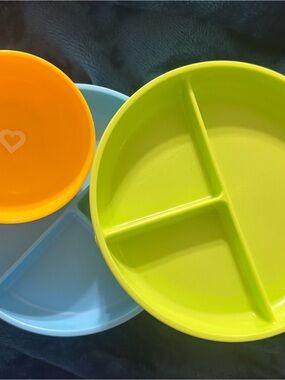 1 Munchkin Yellow Suction Bowl, 1 Blue and 1 Bright Green Suction Plate.